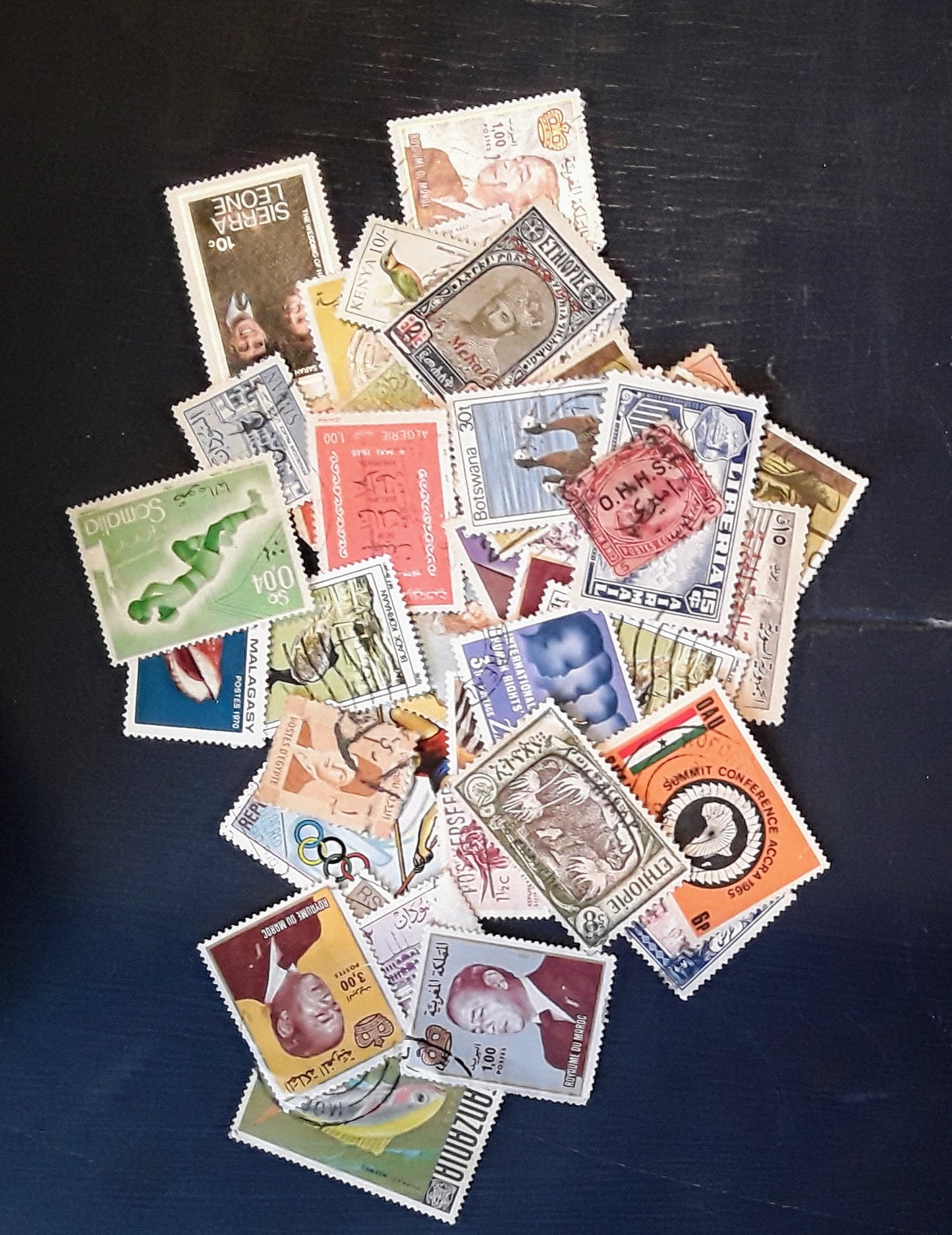 Lot Of 100 African Stamps - Colourful And Culturable Continental Collection